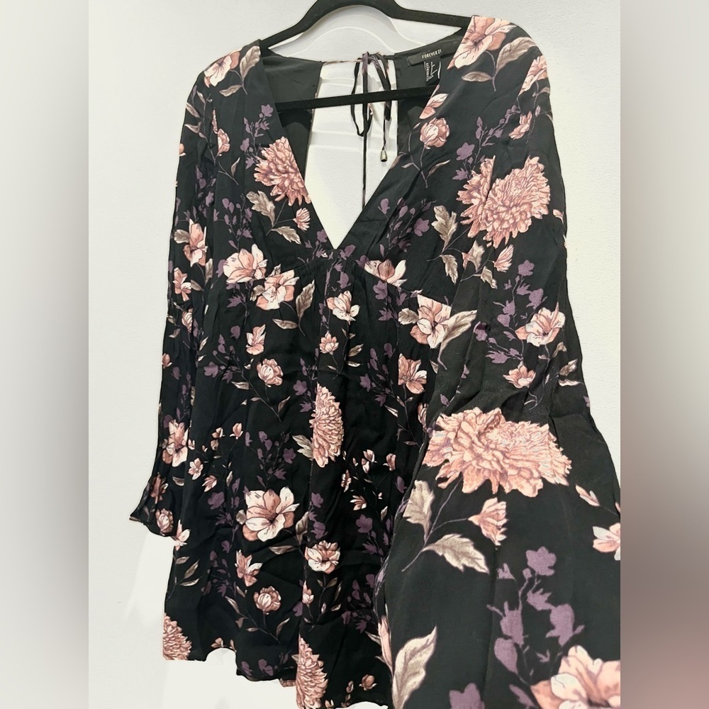 Forever 21 Black Purple Floral Flare Sleeve Witchy Boho Open Back Mini Dress SM - Picture 4 of 9